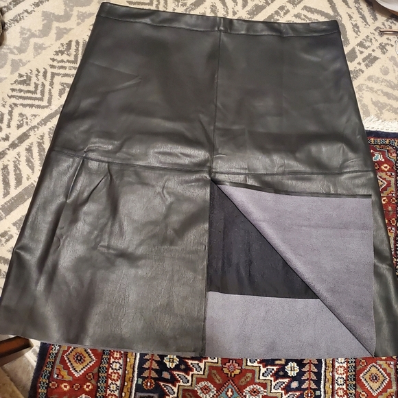 WHO WHAT WEAR SZ 22W. BLACK FAUX LEATHER SKIRT WITH FRONT SPLIT LACE UNDER - Picture 1 of 12